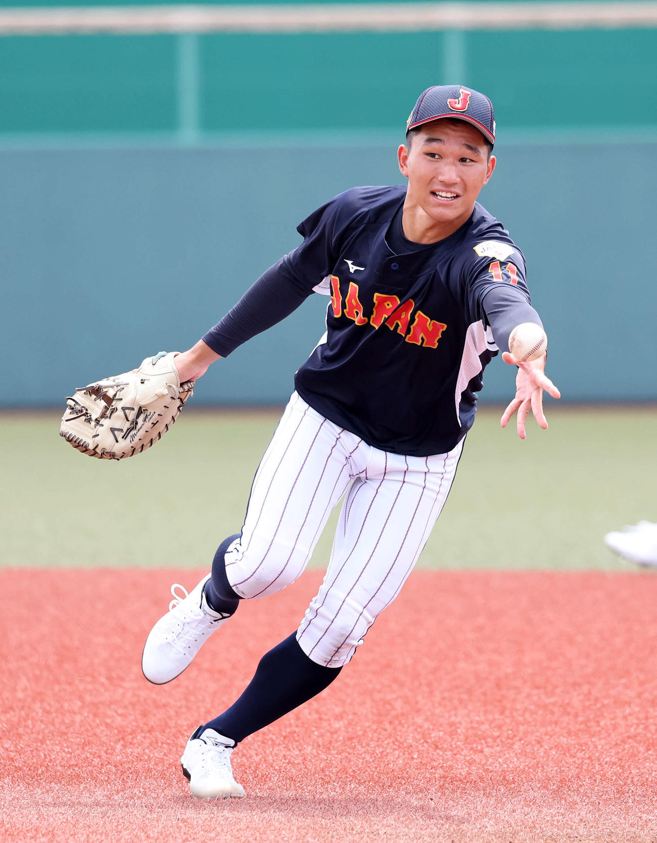 一塁守備練習するU18日本代表・武田（撮影・鈴木正人）