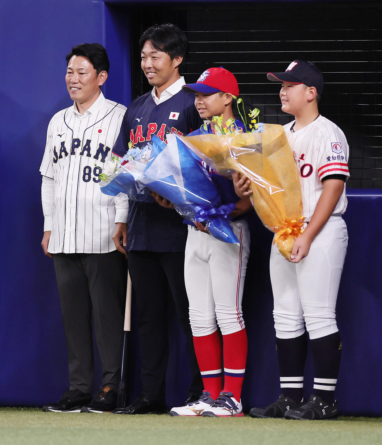 侍ジャパンU－12の、左から井端弘和監督、吉見一起投手コーチ、船山大翔、加藤翔遵（2023年7月撮影）