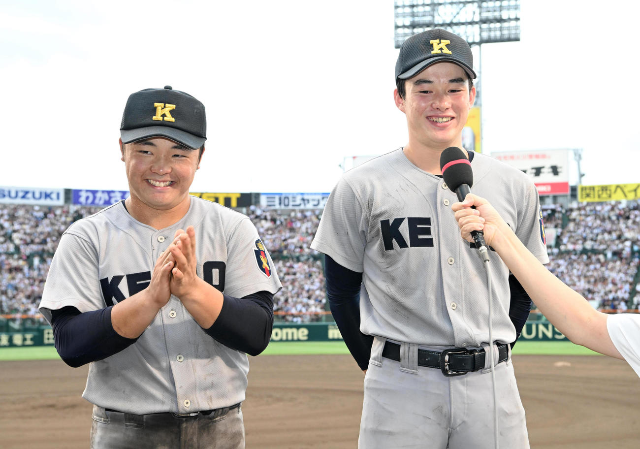 2023年8月13日、優勝インタビューで笑顔を見せる慶応・大村主将（左）と丸田