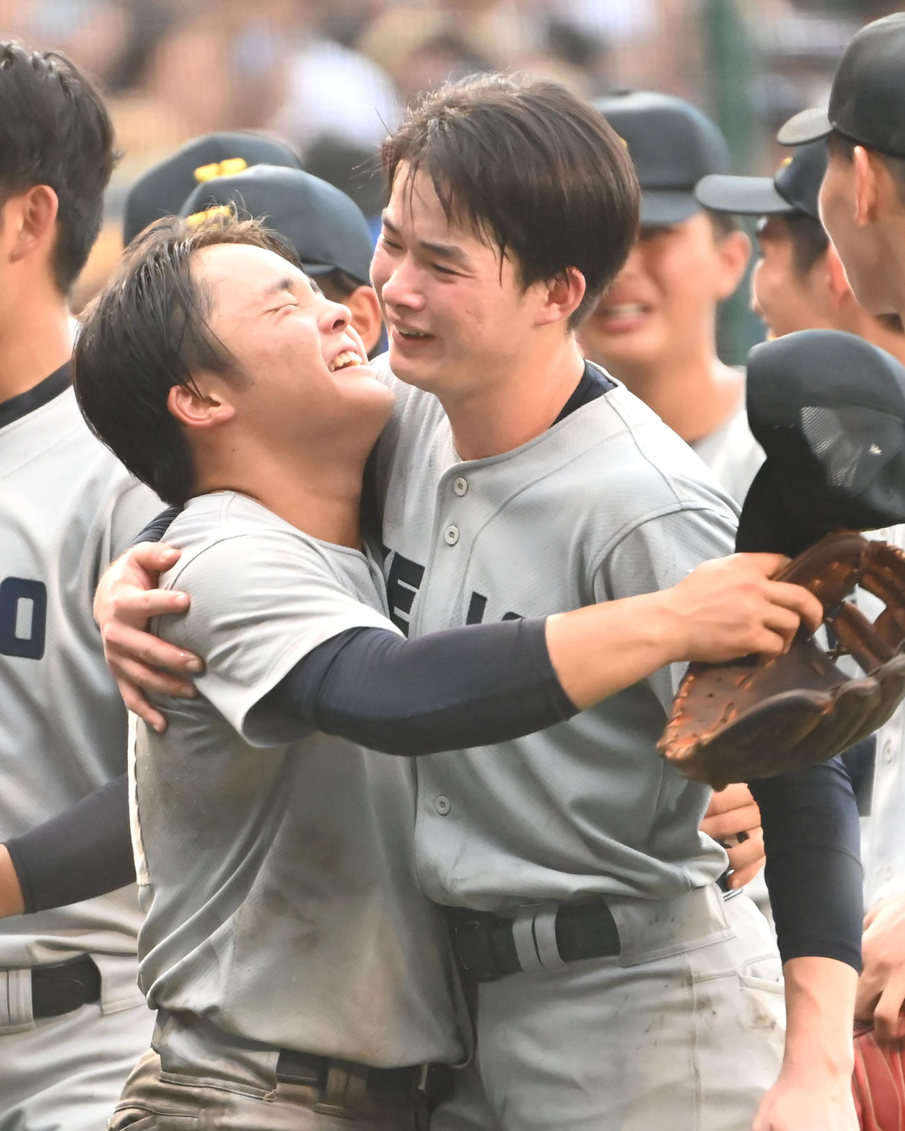 2023年8月13日、仙台育英に勝利し抱き合う慶応・大村主将（左）と丸田