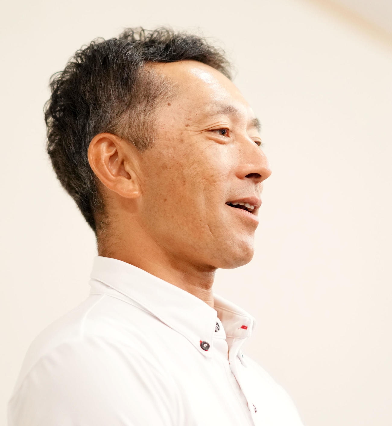 優勝から一夜明け、喜びを語る慶応・森林監督（撮影・横山健太）
