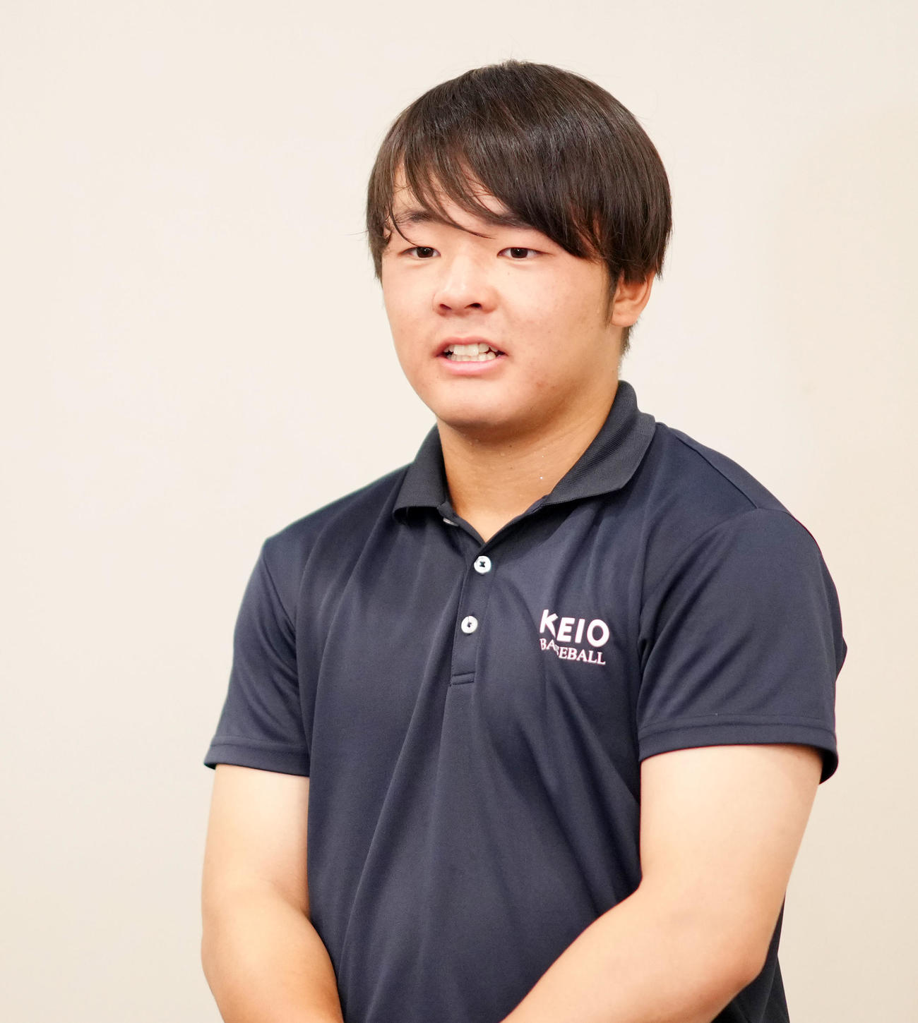 優勝から一夜明け、喜びを語る慶応・大村主将（撮影・横山健太）