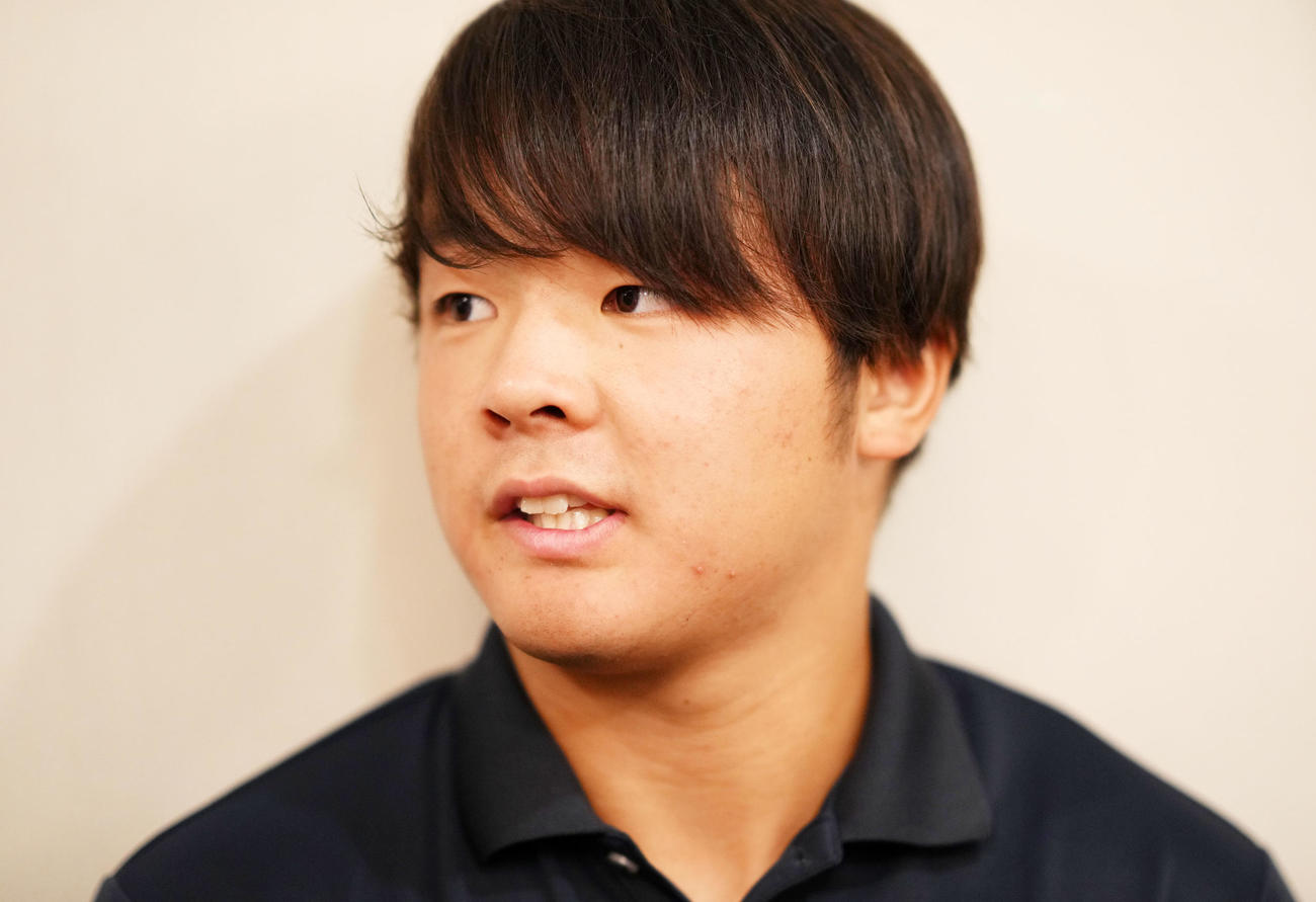 勝から一夜明け、喜びを語る慶応・大村主将（撮影・横山健太）