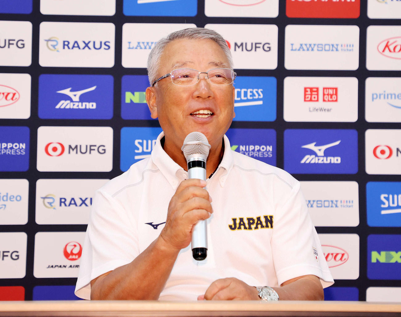 記者会見に臨むU18日本代表・馬淵監督（撮影・鈴木正人）