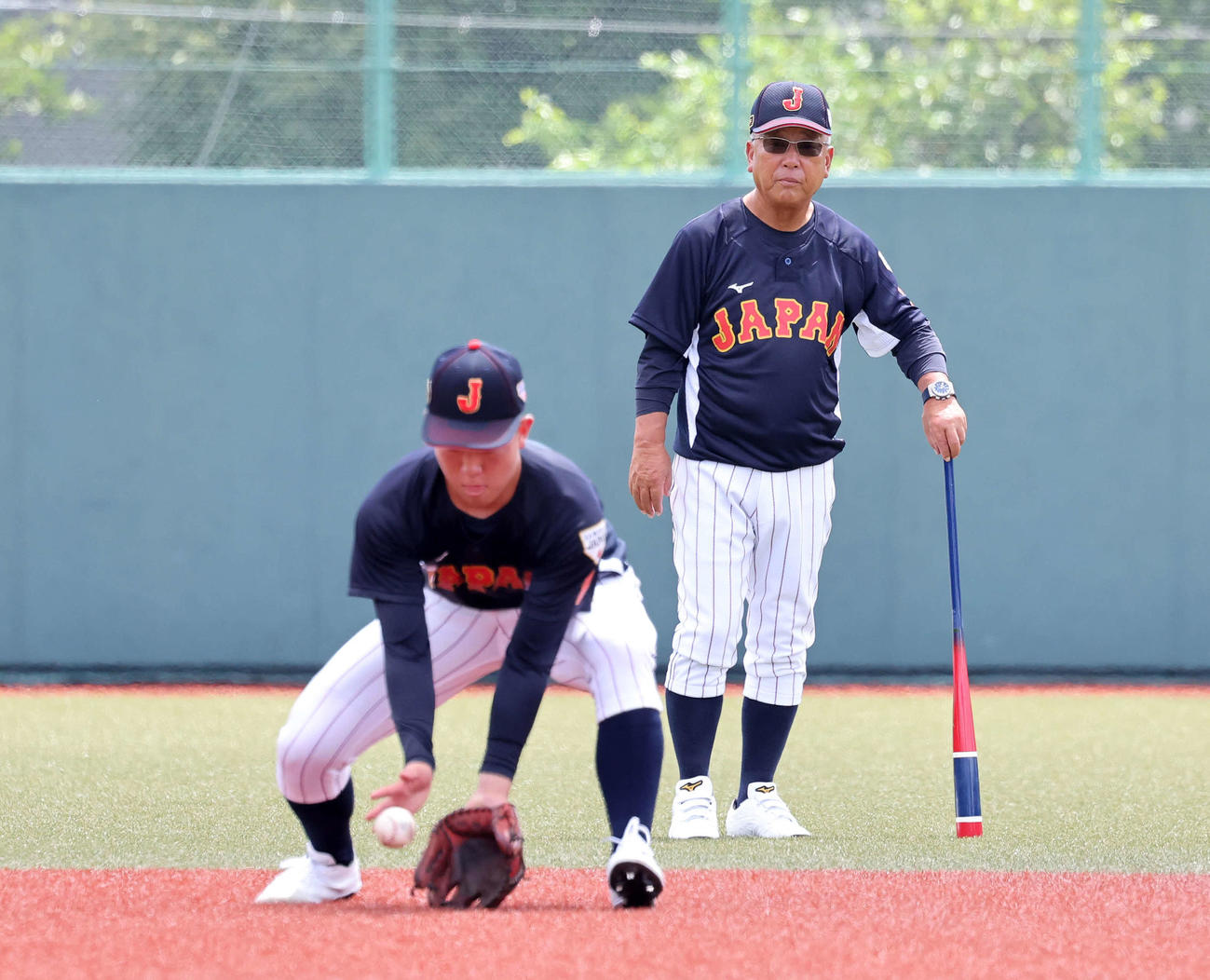守備練習を見つめるU18日本代表・馬淵監督（右）（撮影・鈴木正人）