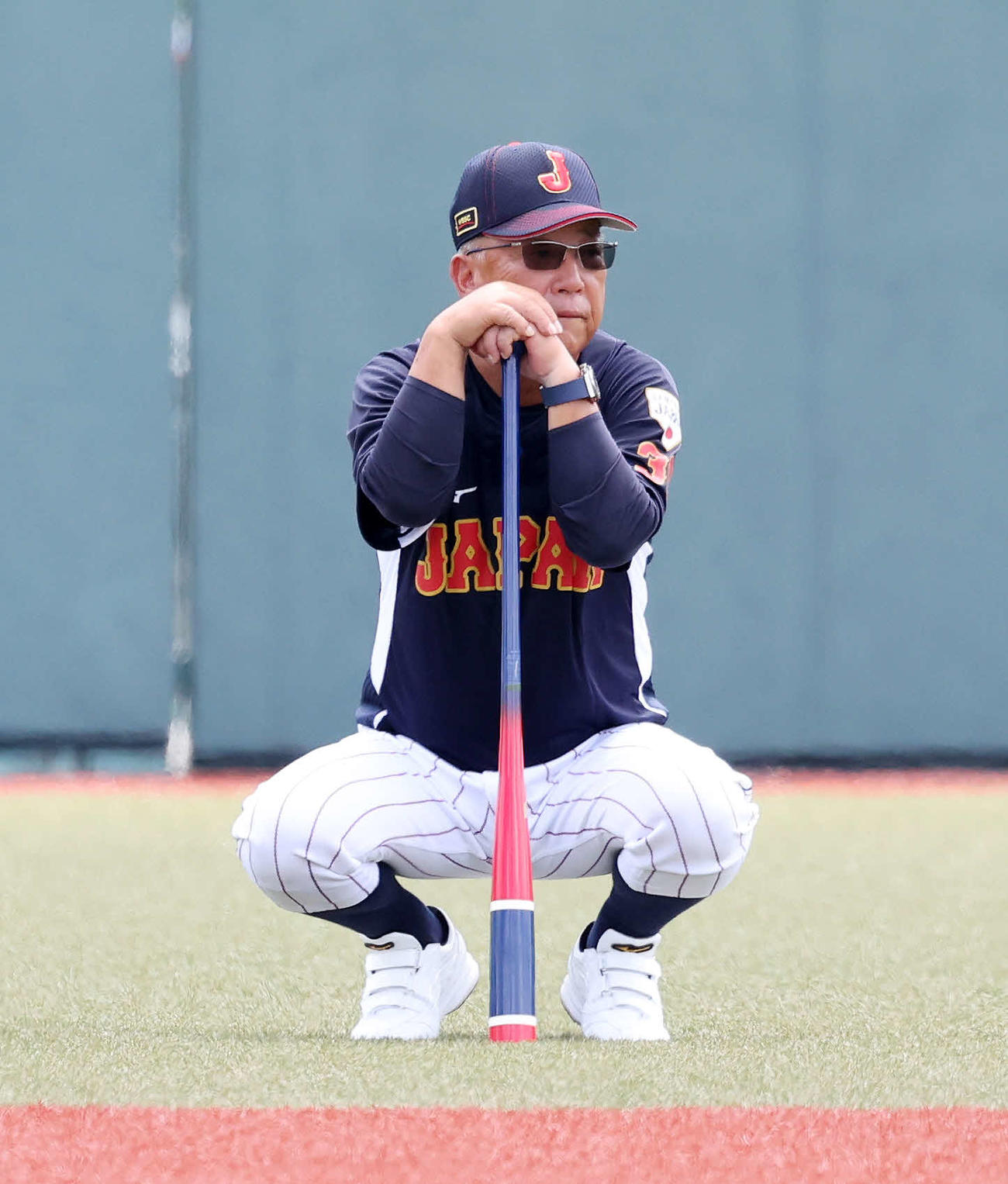 練習を見つめるU18日本代表・馬淵監督（撮影・鈴木正人）