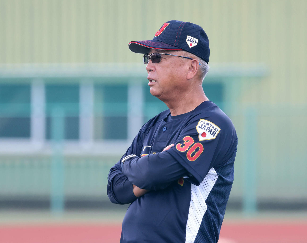 練習を見つめるU18日本代表・馬淵監督（撮影・鈴木正人）