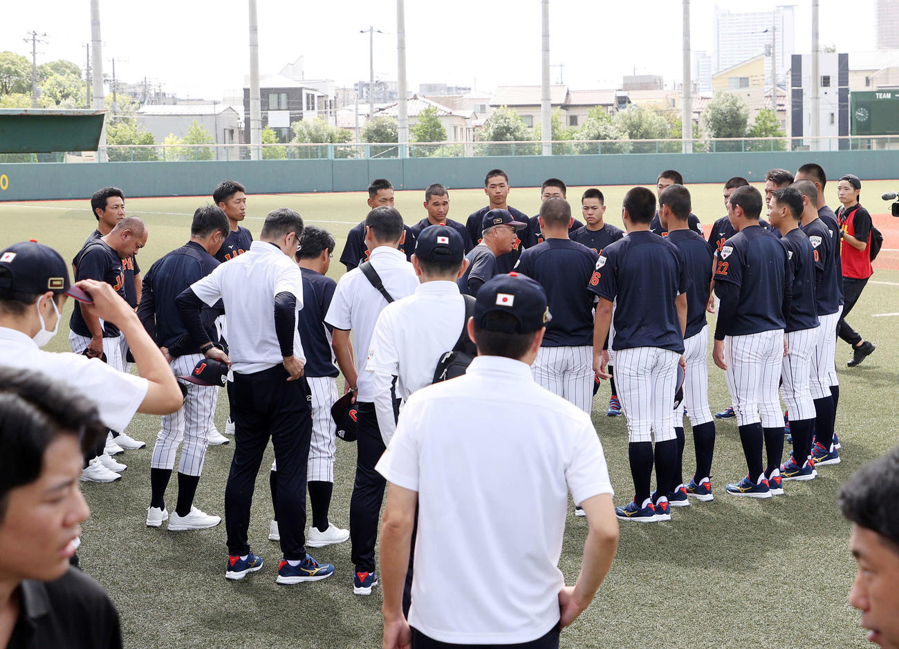 円陣を組みU18日本代表に選手たちに声をかける馬淵史郎監督（中央）（撮影・鈴木正人）