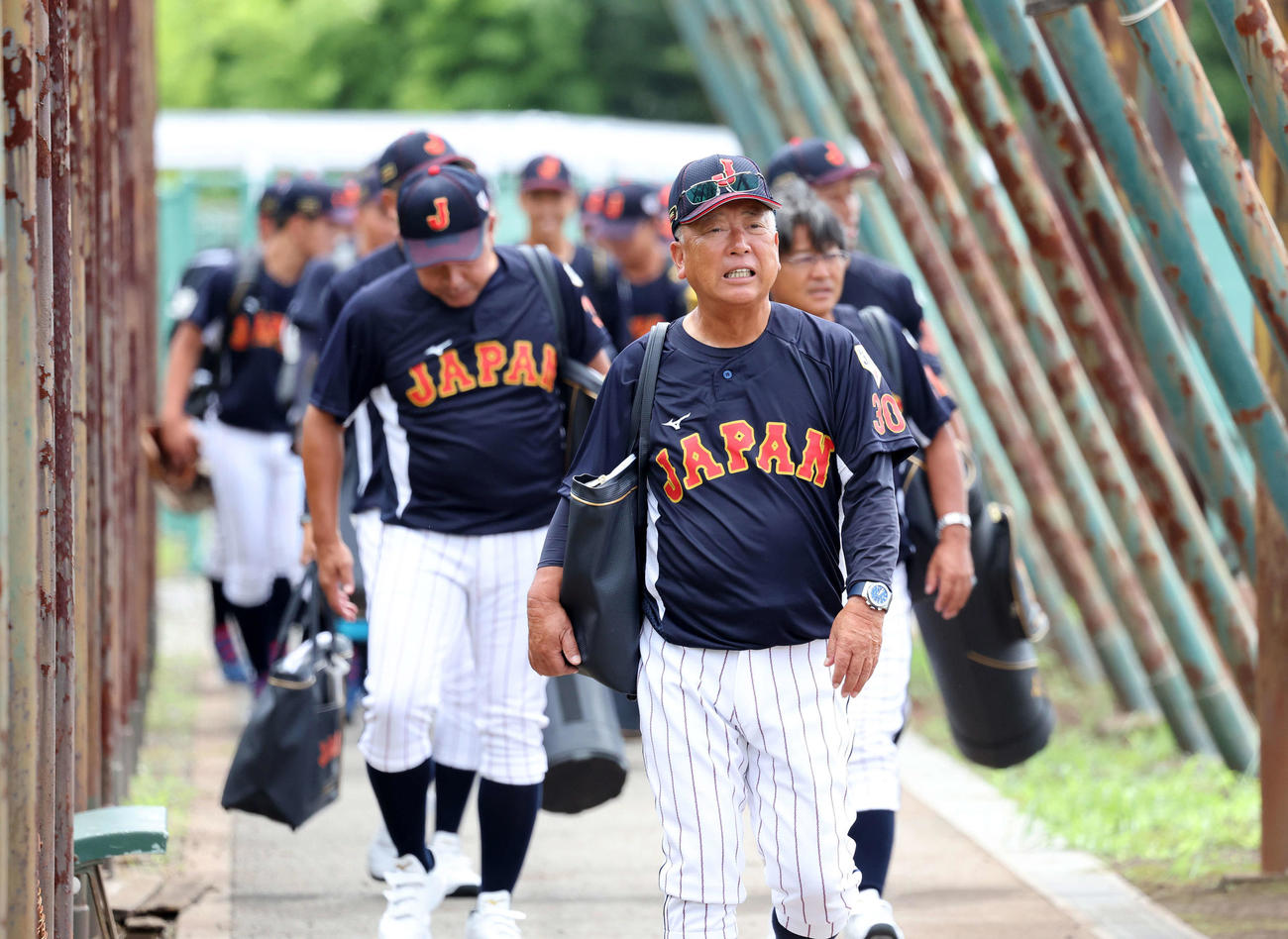 球場入りするU18日本代表・馬淵監督（中央）（撮影・鈴木正人）