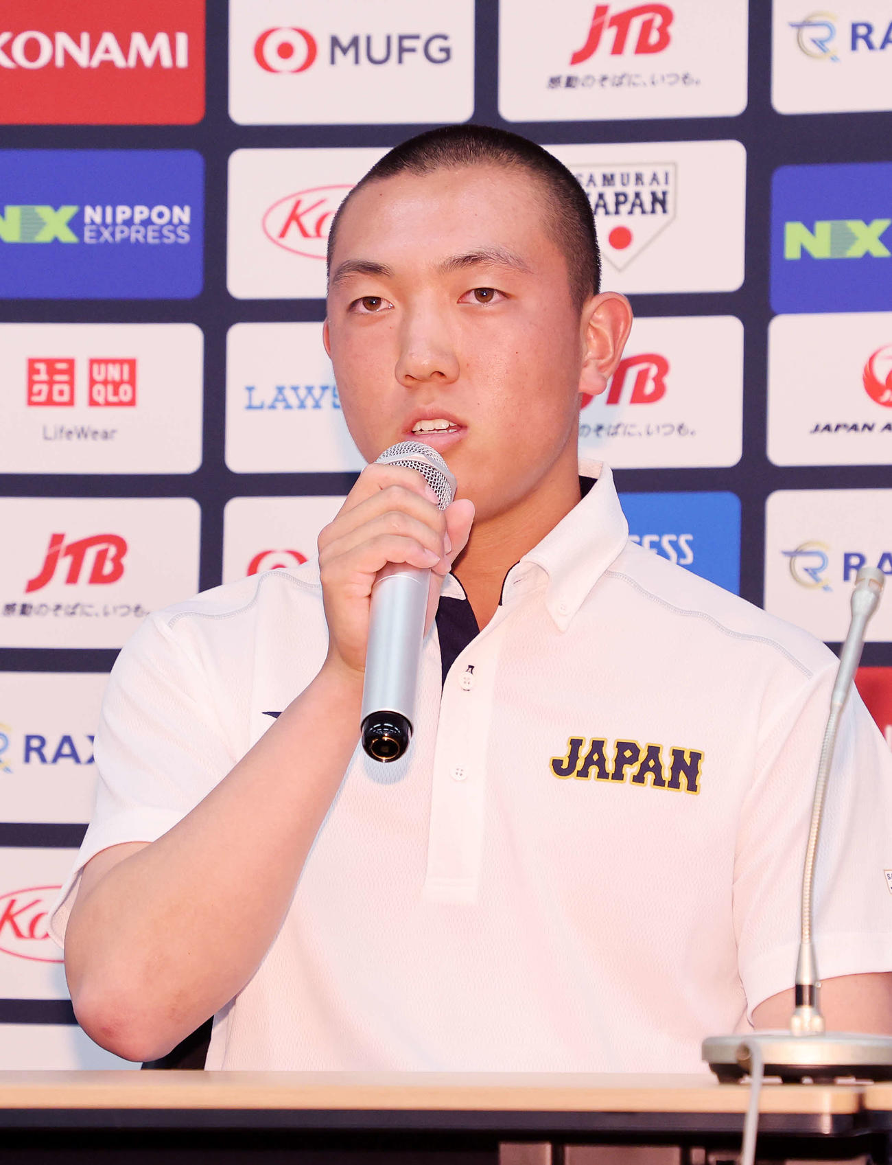 記者会見に臨むU18日本代表・小林（撮影・鈴木正人）