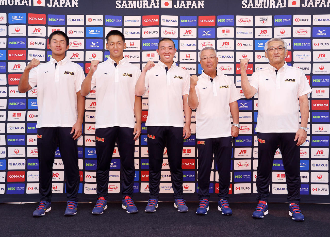 笑顔でガッツポーズするU18日本代表、左から森田、前田、小林、馬淵監督、北村団長（撮影・鈴木正人）