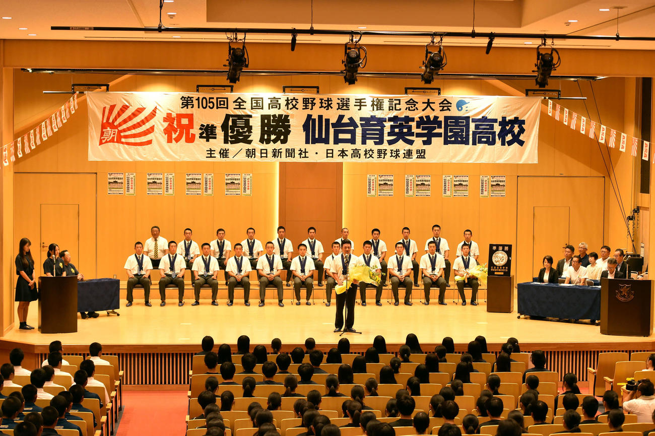 報告会であいさつする仙台育英・須江監督（中央）（撮影・相沢孔志）