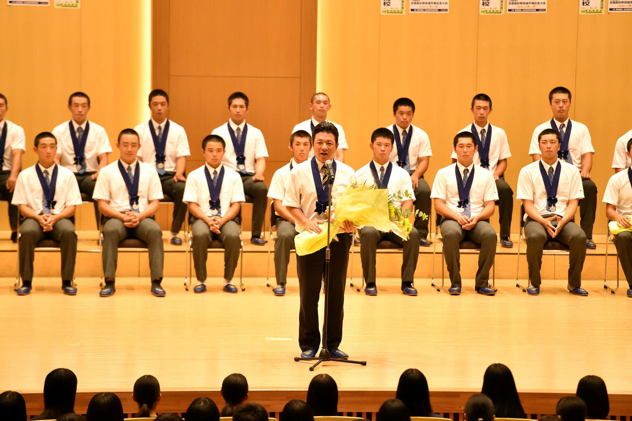 報告会であいさつする仙台育英・須江監督（中央）（撮影・相沢孔志）