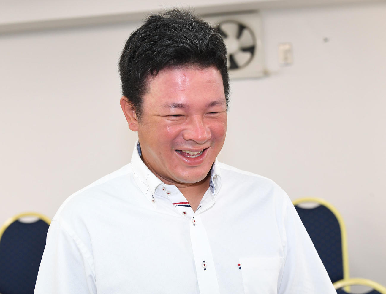 慶応との決勝戦から一夜明け、記者の質問に答える仙台育英・須江監督（撮影・前岡正明）