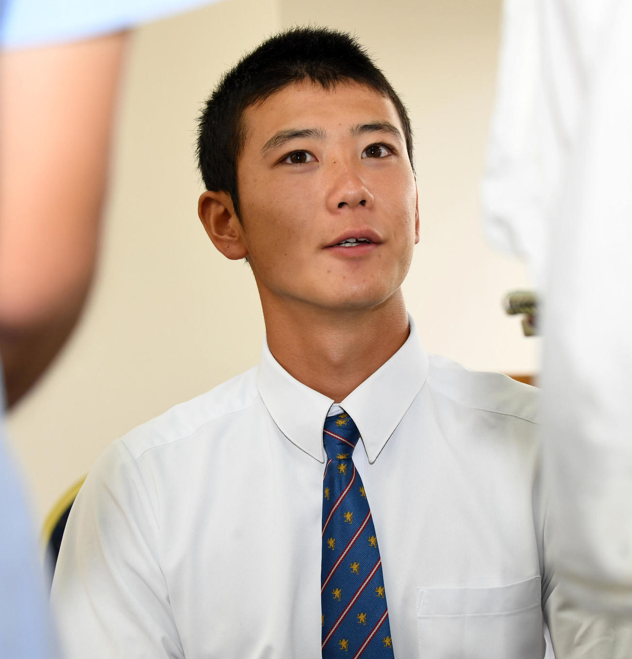 慶応との決勝戦から一夜明け、記者の質問に答える仙台育英・山田主将（撮影・前岡正明）