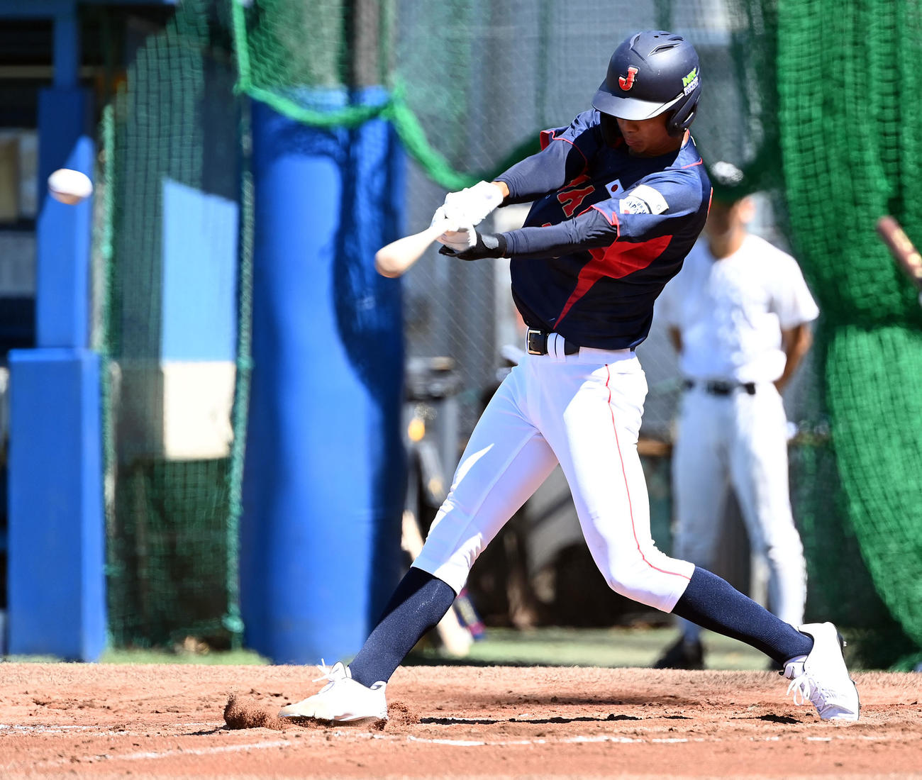 U18日本代表対早大　2回表U18日本代表2死、中前に安打を放つ木村（撮影・たえ見朱実）