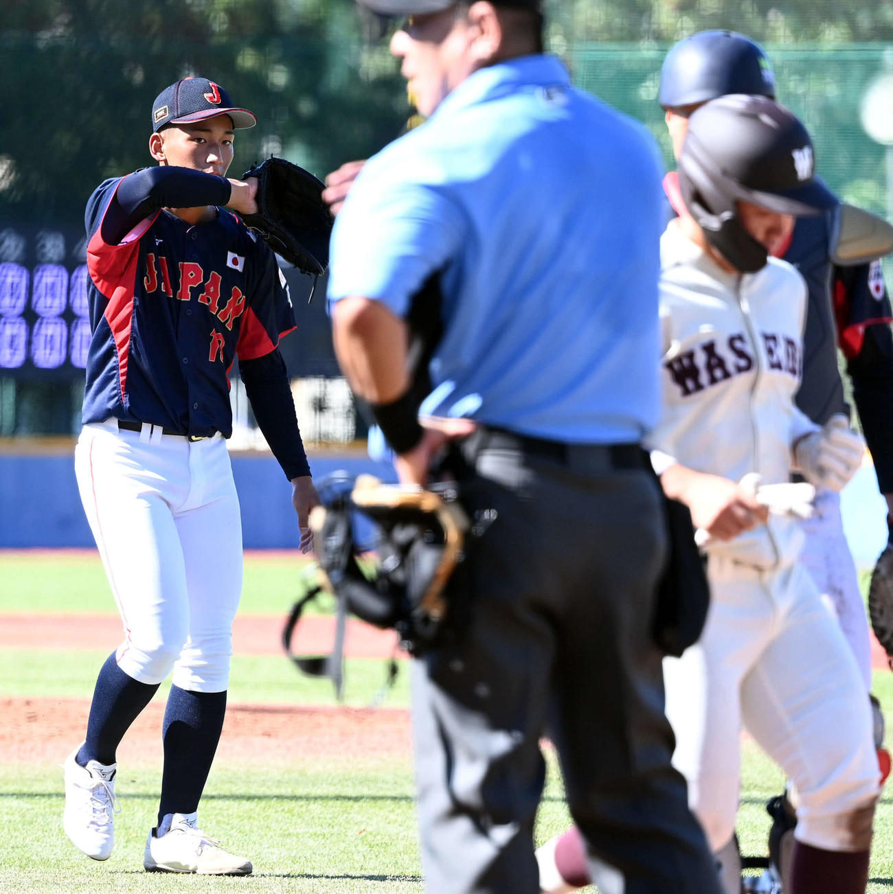 タイブレークを想定した練習で早大・吉田に2点本塁打を浴びるU18日本代表の前田（撮影・たえ見朱実）