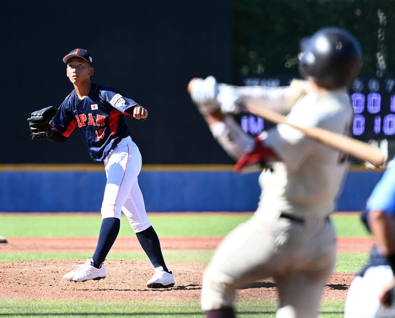 タイブレークを想定した練習で早大・吉田に2点本塁打を浴びるU18日本代表の前田（撮影・たえ見朱実）