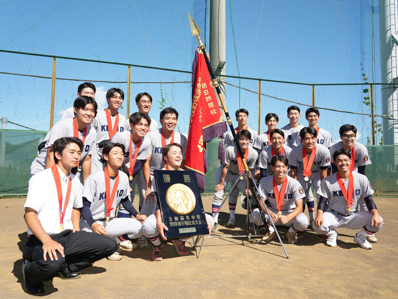 全国高校野球選手権大会で107年ぶりに優勝した慶応ナインは地元に凱旋（がいせん）しベンチ入りメンバーで記念撮影に臨む（撮影・小沢裕）