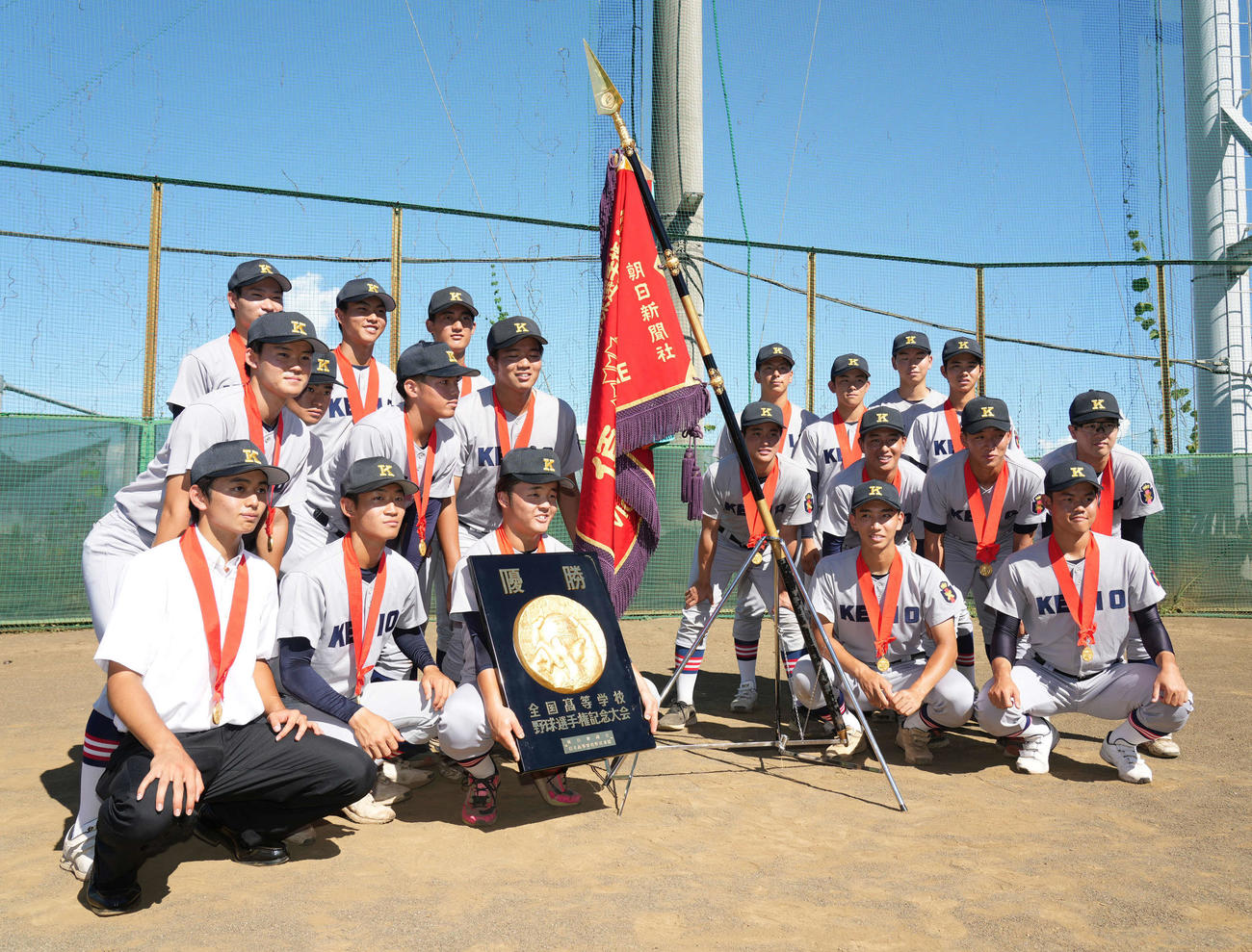 全国高校野球選手権大会で107年ぶりに優勝した慶応ナインは地元に凱旋（がいせん）しベンチ入りメンバーで記念撮影に臨む（撮影・小沢裕）