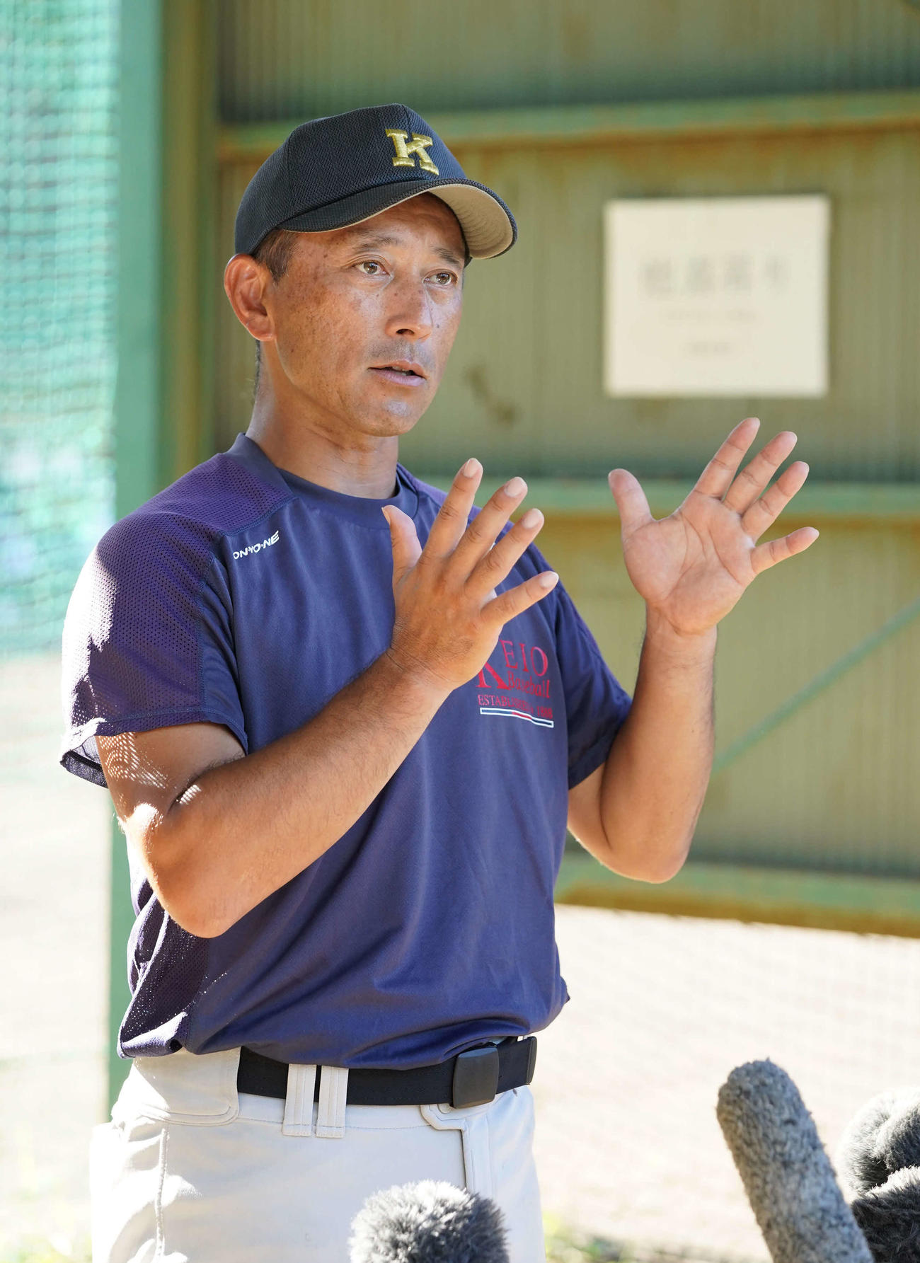 全国高校野球選手権大会で107年ぶりに優勝し地元凱旋（がいせん）後の囲み取材に臨む慶応・森林監督（撮影・小沢裕）