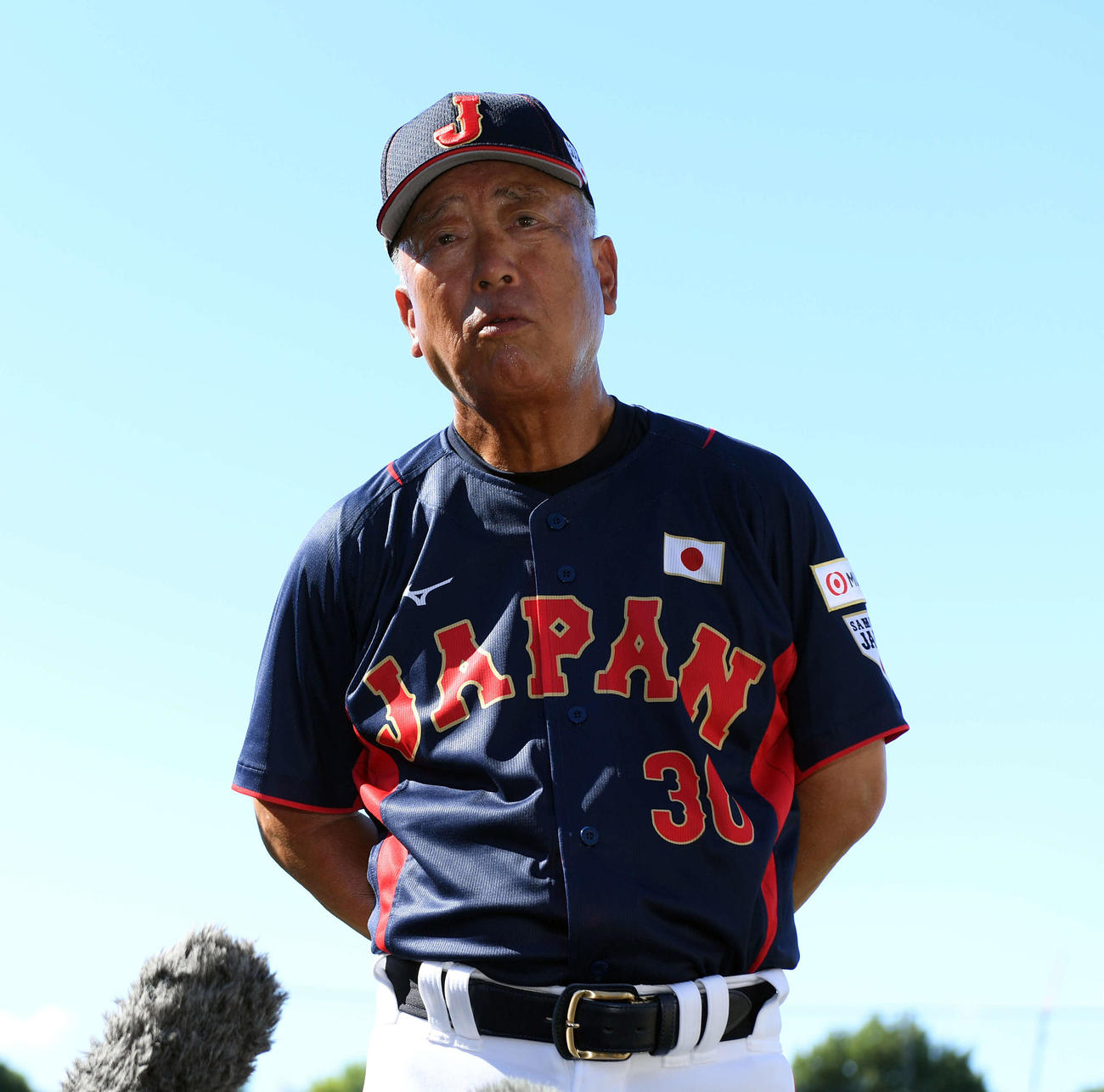 試合終了後、報道陣の質問に答えるU18日本代表馬淵監督（撮影・たえ見朱実）