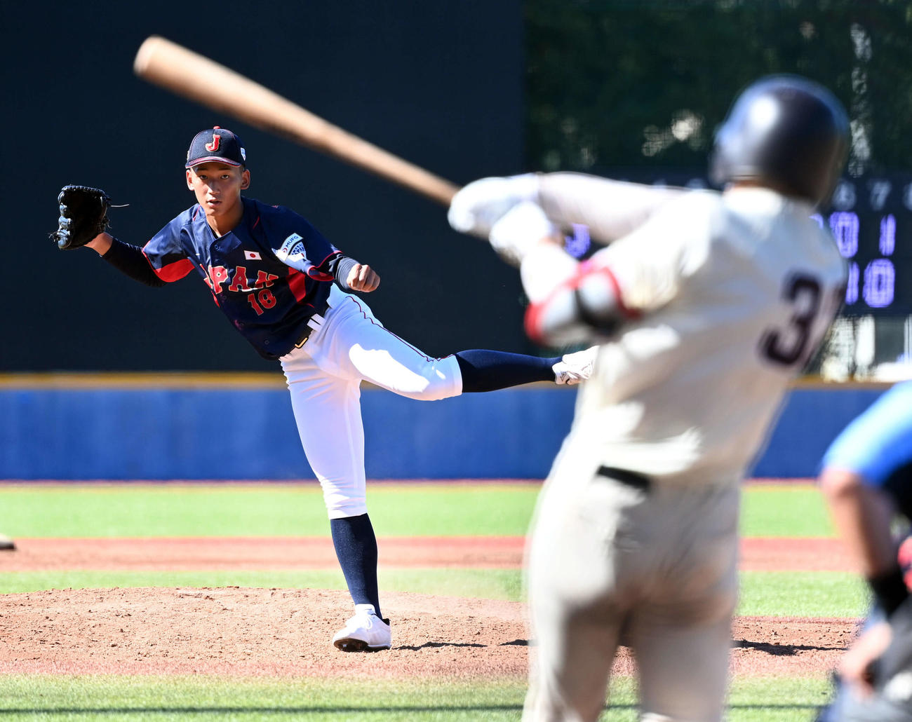 タイブレークを想定した練習で早大・吉田に2点本塁打を浴びるU18日本代表の前田（撮影・たえ見朱実）