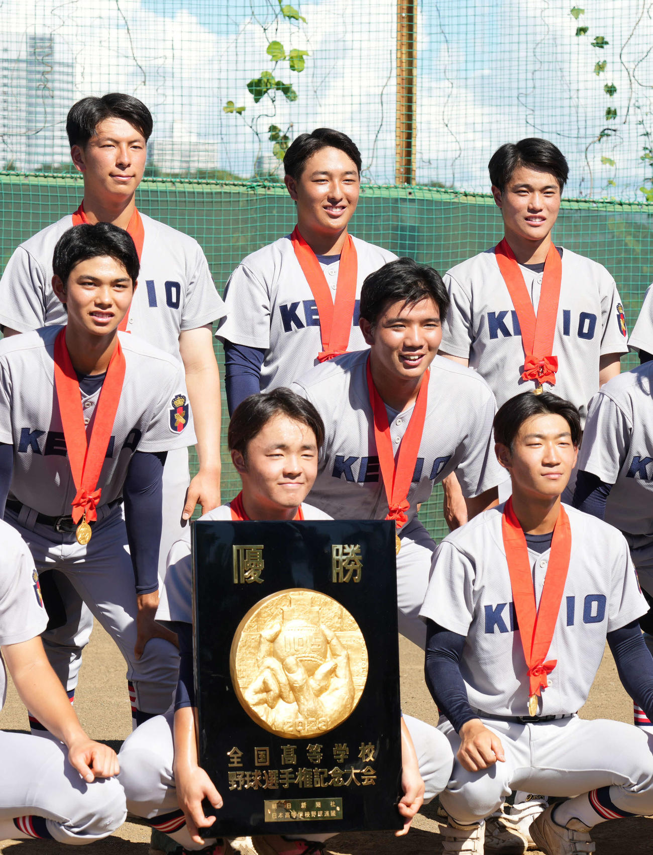 全国高校野球選手権大会で107年ぶりに優勝した慶応ナインは地元に凱旋（がいせん）しベンチ入りメンバーで記念撮影に臨む。前列左は優勝盾を持つ大村主将、後列中央は清原（撮影・小沢裕）
