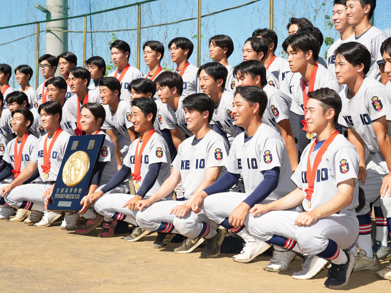 全国高校野球選手権大会で107年ぶりに優勝した慶応ナインは地元に凱旋（がいせん）しベンチに入れなかったメンバーも合わせ3年生だけの記念撮影に臨む。前列右から2人目は清原（撮影・小沢裕）