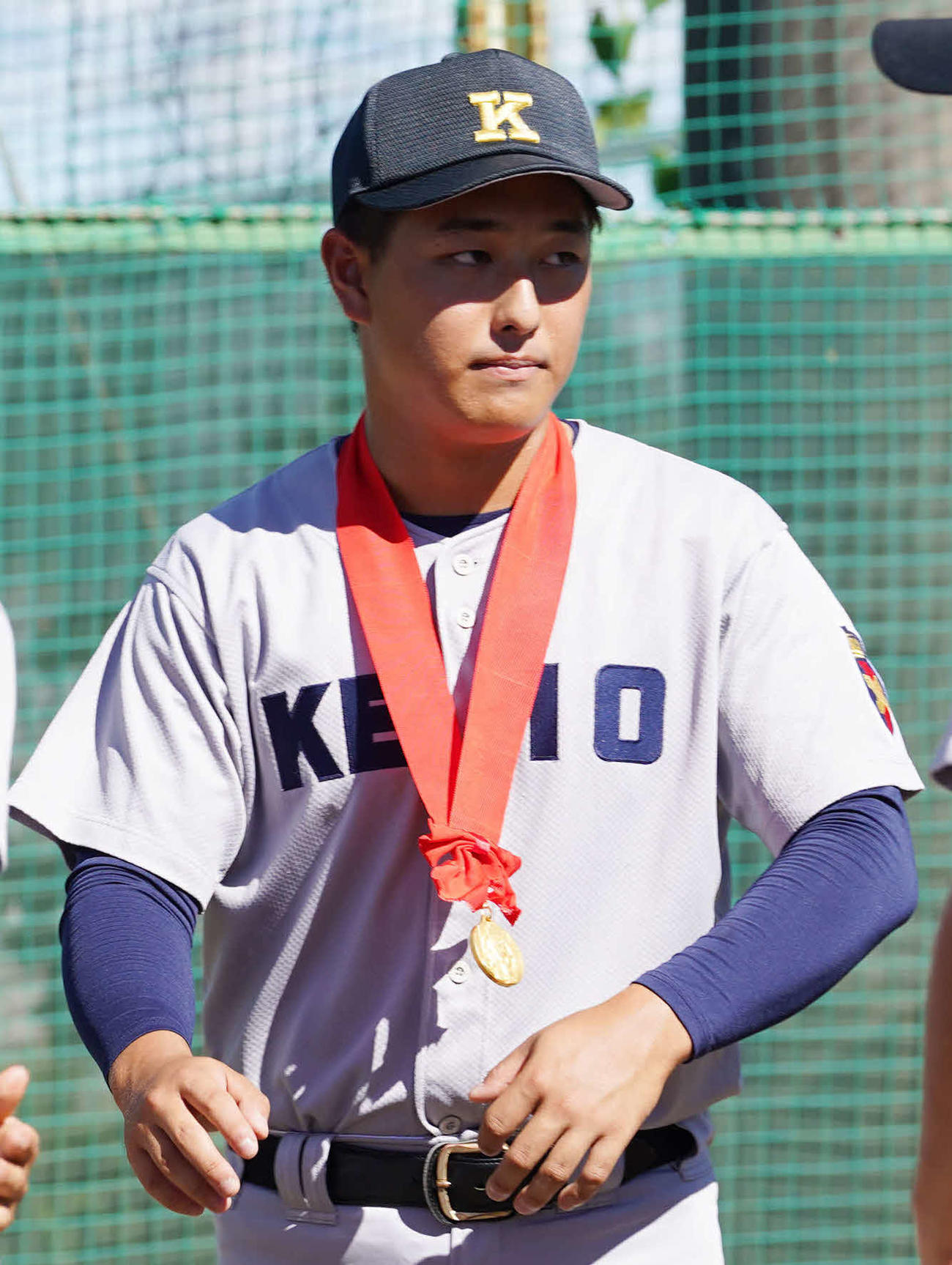 全国高校野球選手権大会で107年ぶりに優勝し地元凱旋（がいせん）し地元での取材対応前にチームメートと談笑する慶応・清原（撮影・小沢裕）