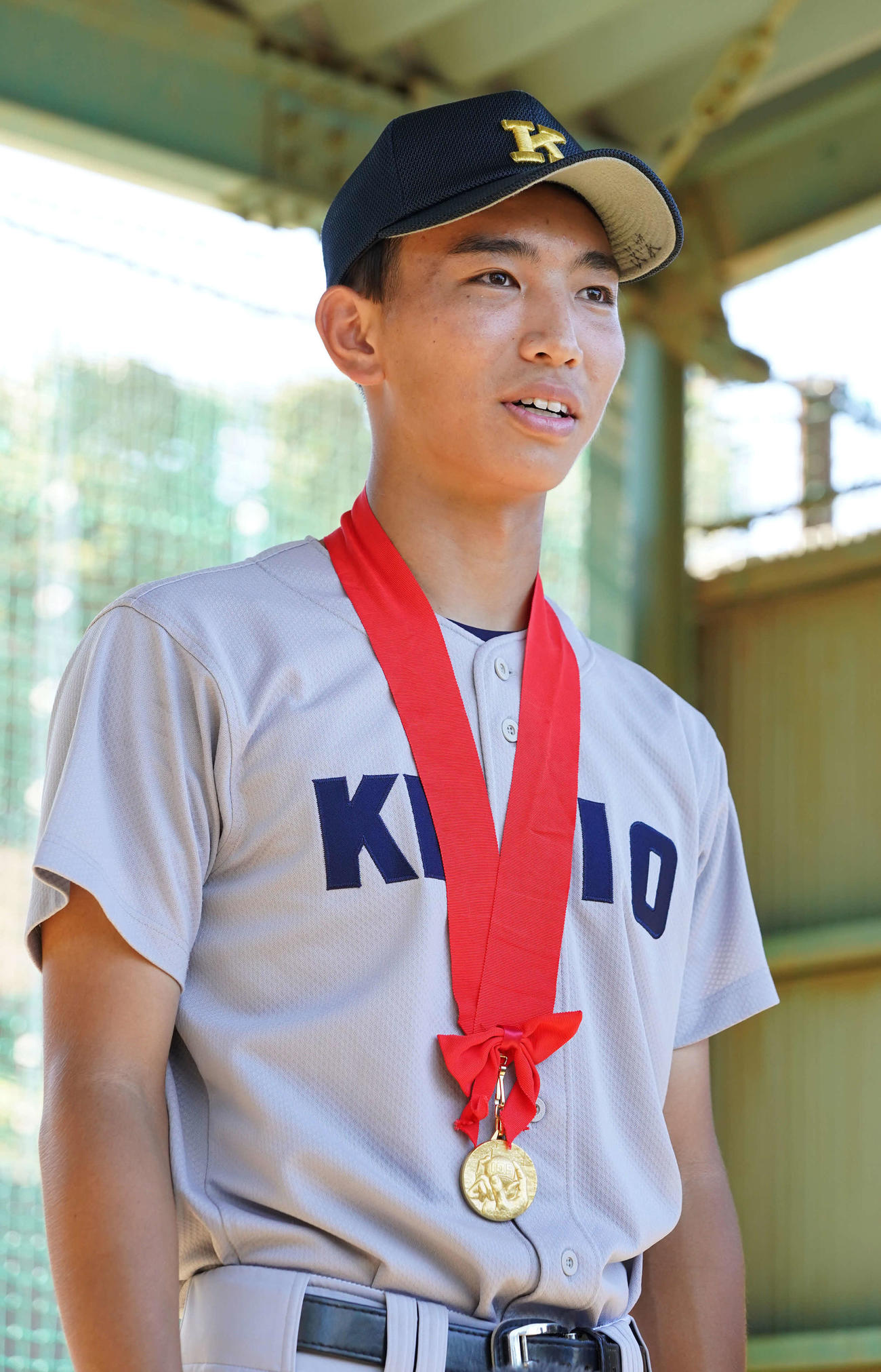全国高校野球選手権大会で107年ぶりに優勝し地元凱旋（がいせん）後の囲み取材に臨む慶応・小宅（撮影・小沢裕）