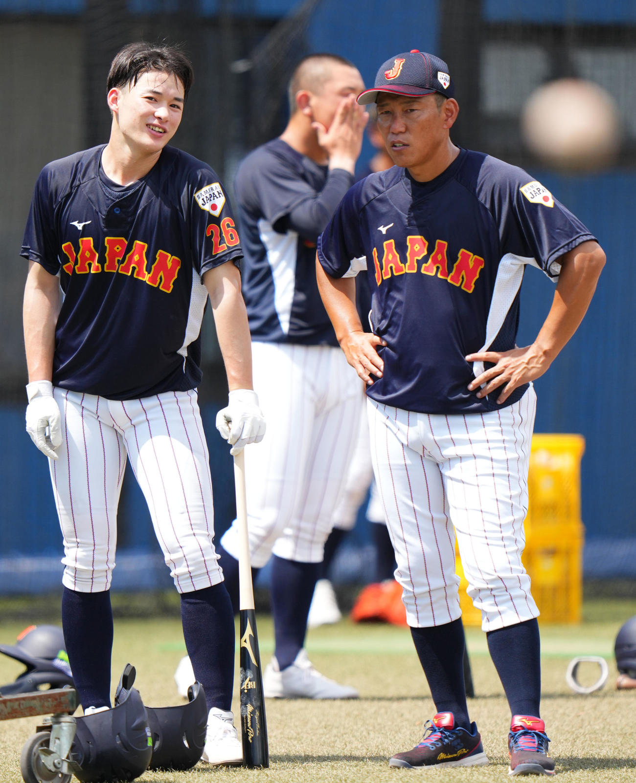 駒大対U18日本代表　言葉を交わすU18日本代表・丸田（左）とU12日本代表・井端監督（撮影・横山健太）
