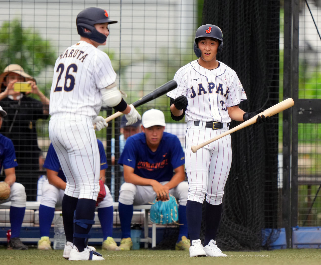 駒大対U18日本代表　言葉を交わすU18日本代表・丸田（左）と橋本（撮影・横山健太）