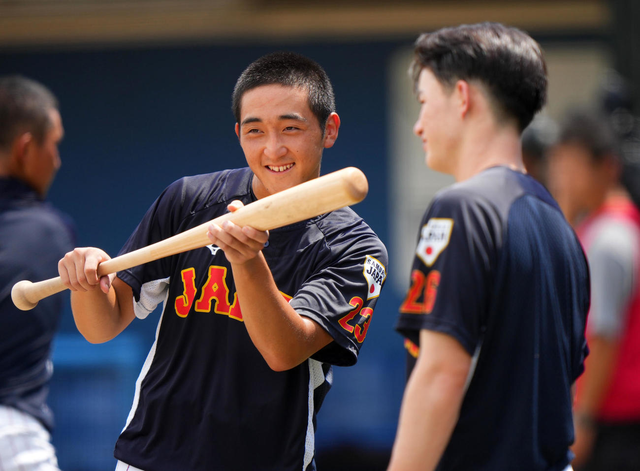 駒大対U18日本代表　言葉を交わすU18日本代表・丸田（右）と橋本（撮影・横山健太）