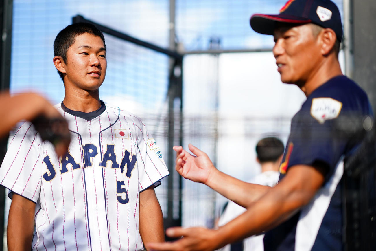駒大対U18日本代表　U12日本代表・井端監督（右）から指導を受けるU18日本代表・森田（撮影・横山健太）