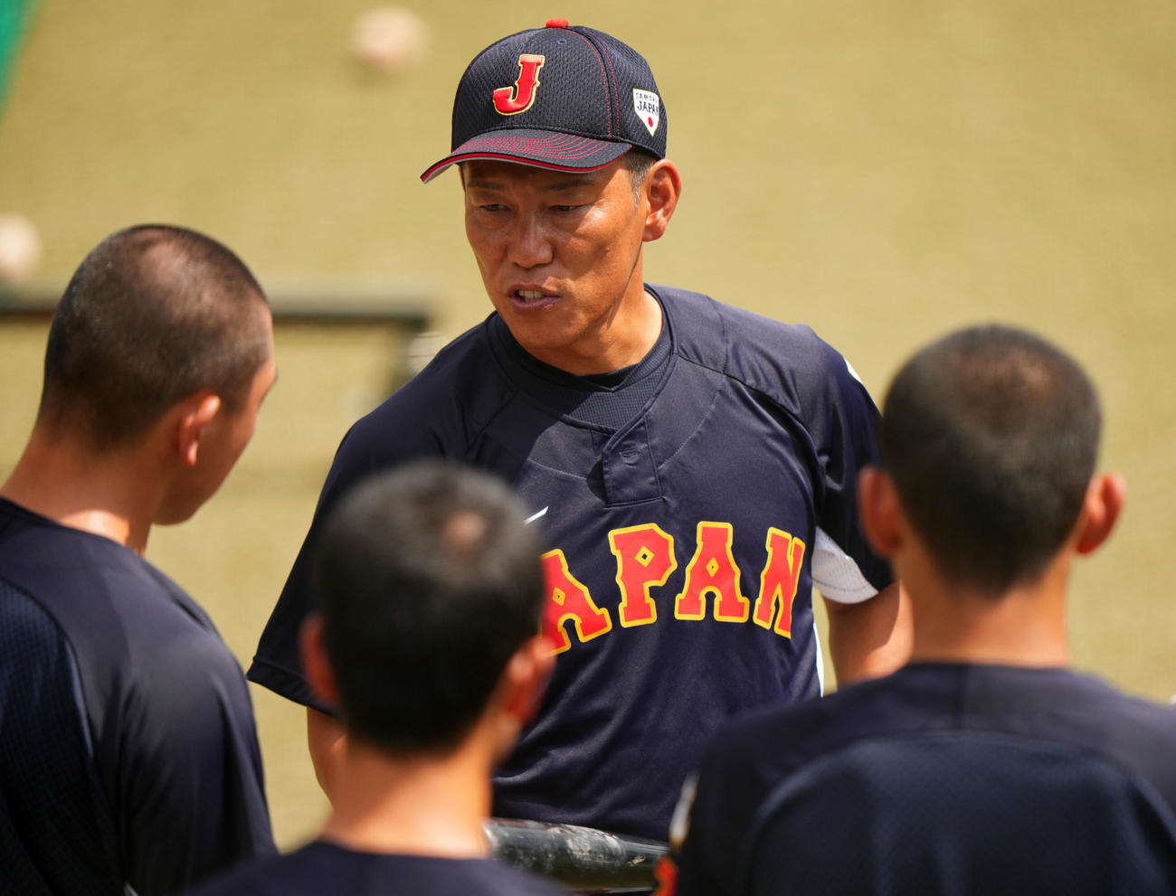 駒大対U18日本代表　バント指導をするU12日本代表・井端監督（撮影・横山健太）