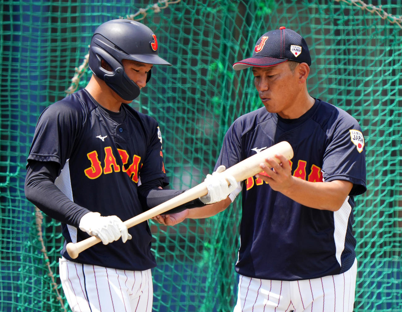 駒大対U18日本代表　バント指導をするU12日本代表・井端監督（右）（撮影・横山健太）