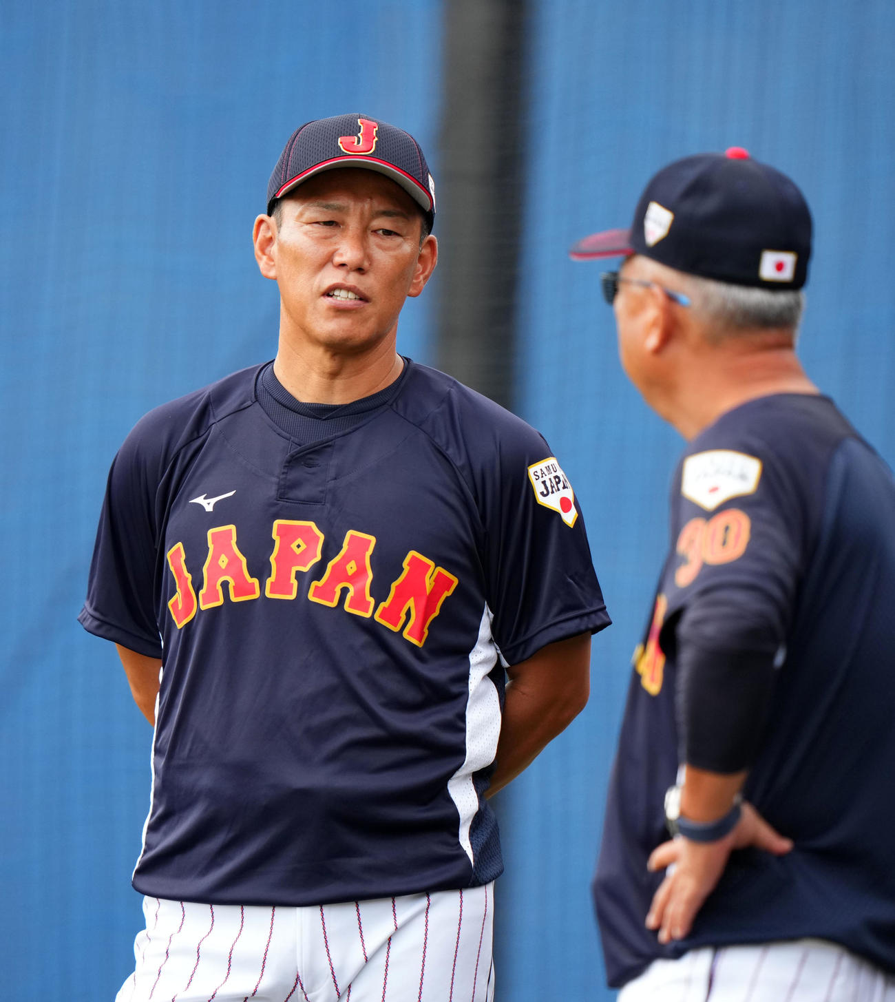 駒大対U18日本代表　U18日本代表・馬淵監督（右）と言葉を交わすU12日本代表・井端監督（撮影・横山健太）