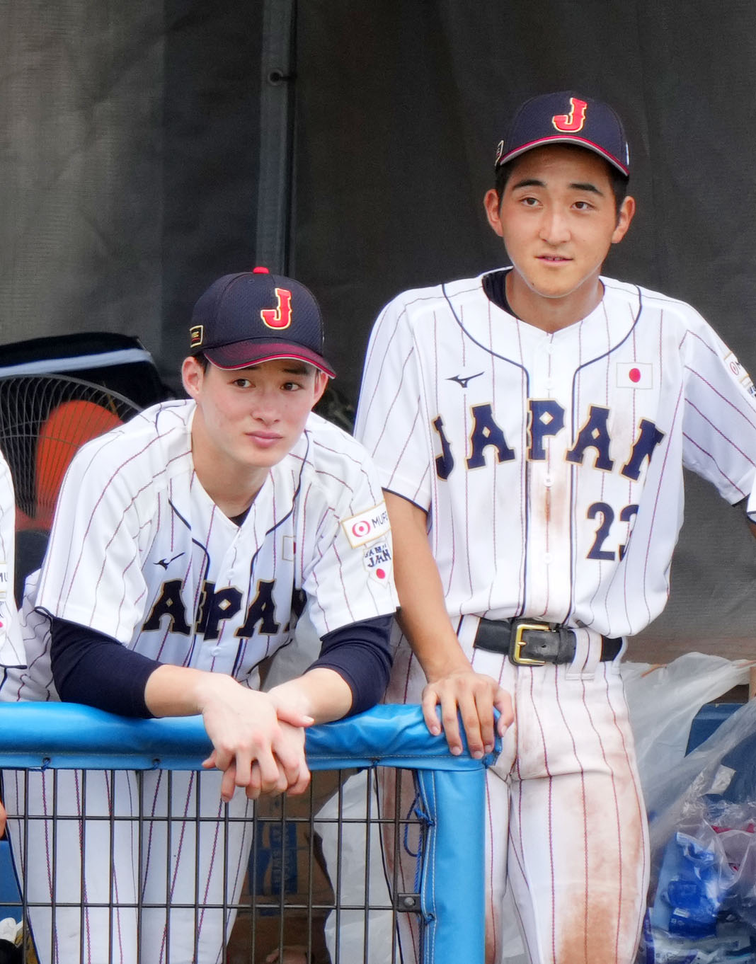 駒大対U18日本代表　試合を見つめるU18日本代表・丸田（左）と橋本（撮影・横山健太）