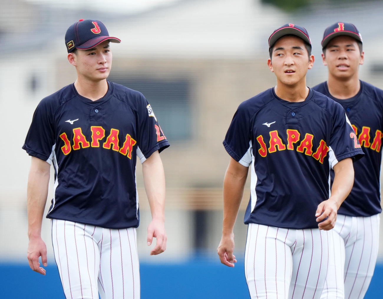 駒大対U18日本代表　言葉を交わすU18日本代表・丸田（左）と橋本（中央）（撮影・横山健太）