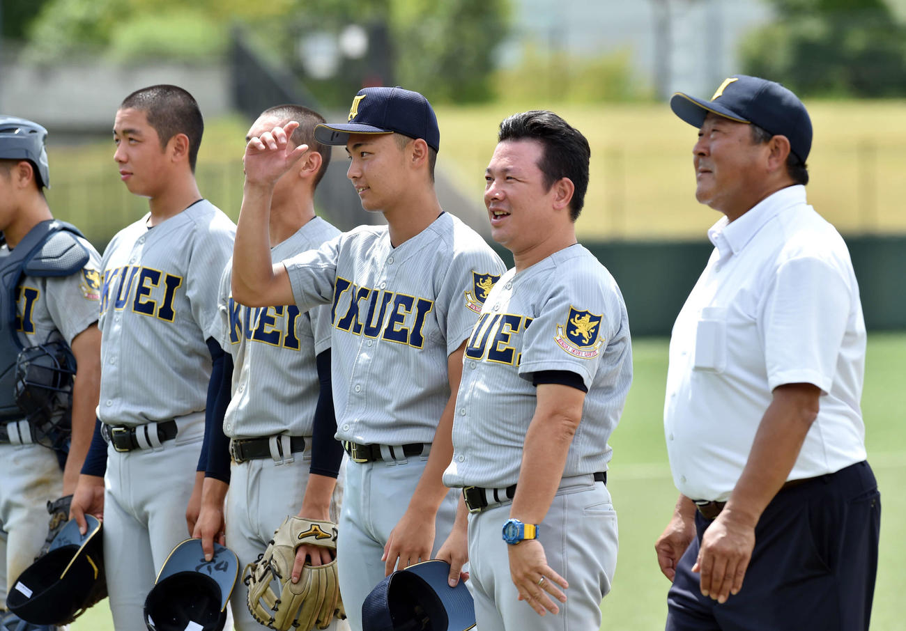 東北対仙台育英　応援席にあいさつする仙台育英・須江監督（右から2人目）らナイン（撮影・相沢孔志）