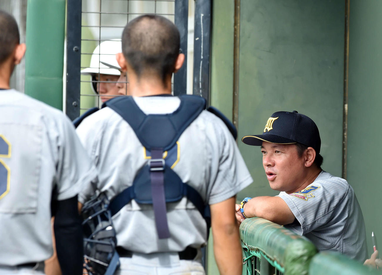 東北対仙台育英　2回の攻撃前、選手に指示を与える須江監督（右）（撮影・相沢孔志）