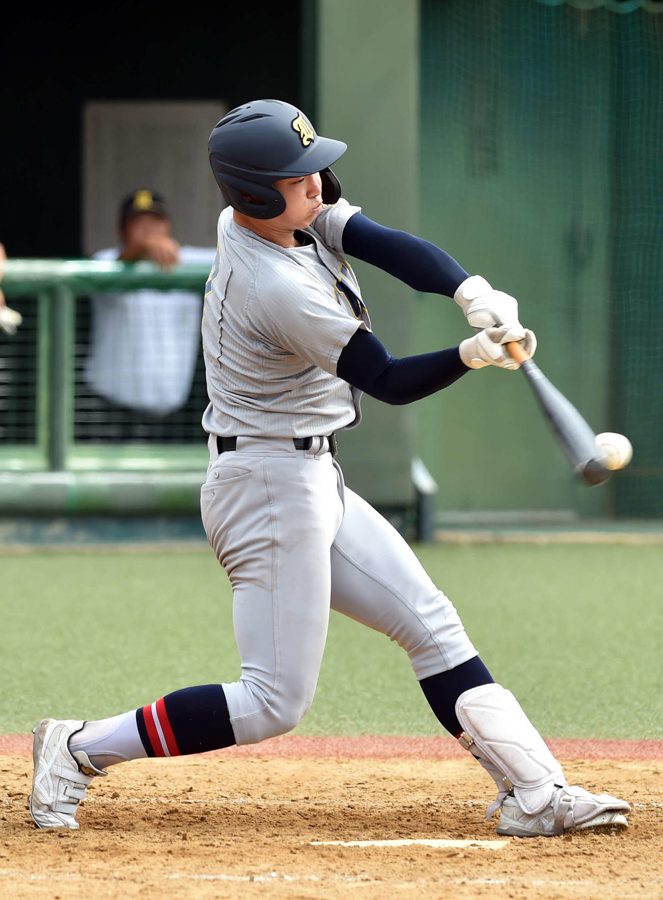 東北対仙台育英　3回裏仙台育英無死一、三塁、同点左前適時打を放つ鈴木（撮影・相沢孔志）