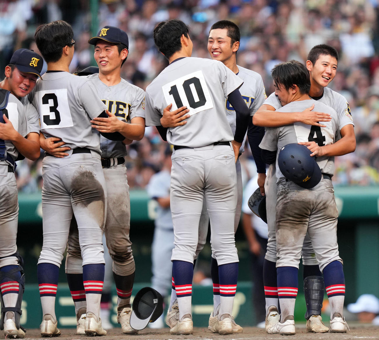 夏の甲子園決勝、試合後、抱き合って健闘を称える慶応と仙台育英の選手たち