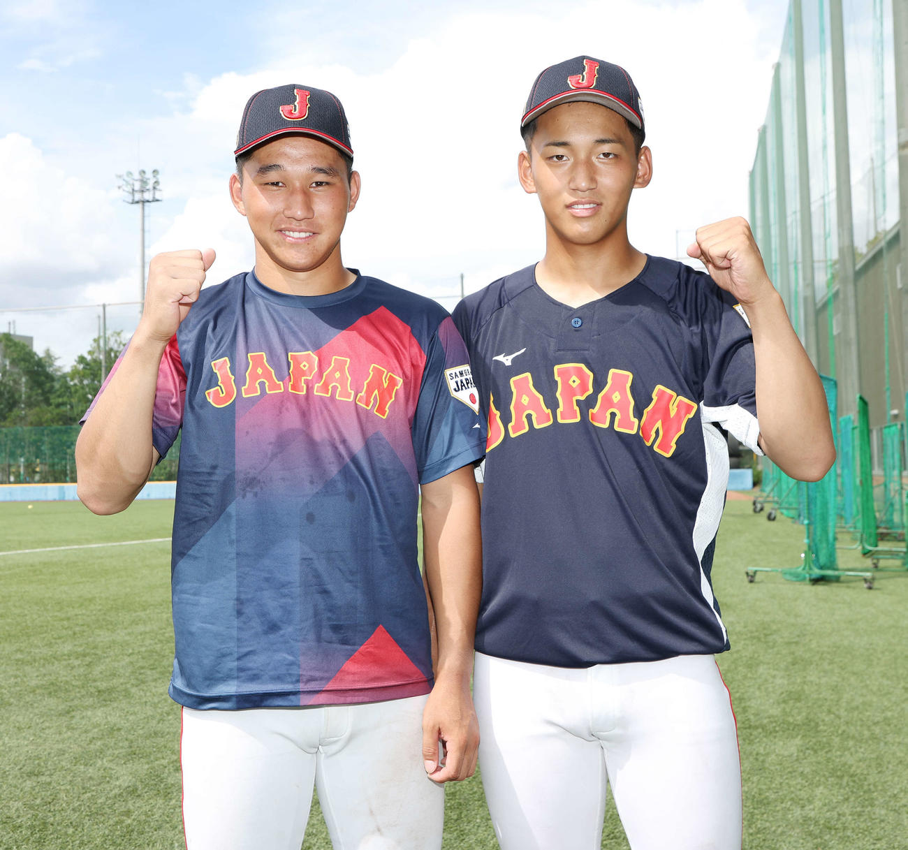 ガッツポーズして記念撮影するU18日本代表・武田（左）と前田（撮影・宮地輝）