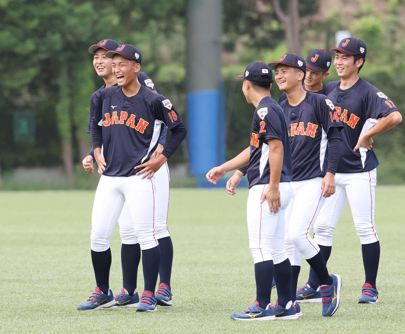 チームメートと笑顔を見せるU18日本代表・前田（左から2人目）（撮影・宮地輝）