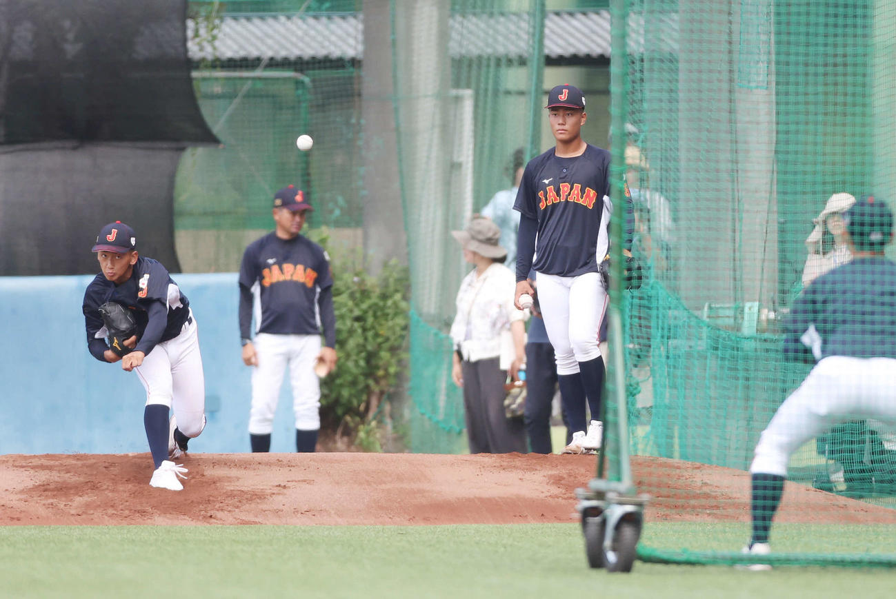 ブルペンで投球するU18日本代表・前田（左）（撮影・宮地輝）