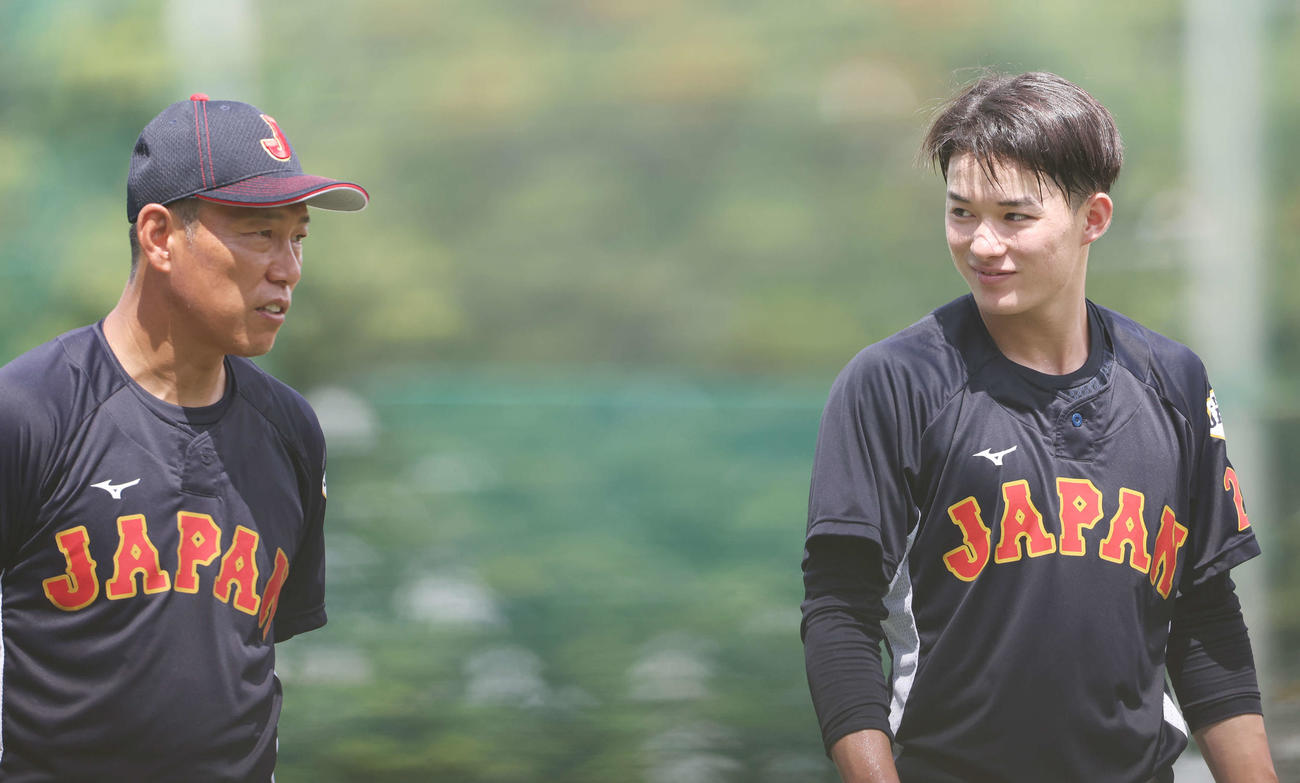 U12日本代表・井端監督（左）の話を聞くU18日本代表・丸田（撮影・宮地輝）