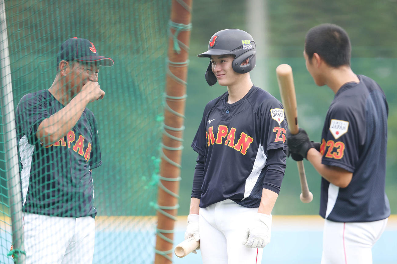 U12日本代表・井端監督（左）と笑顔を見せるU18日本代表・丸田（撮影・宮地輝）