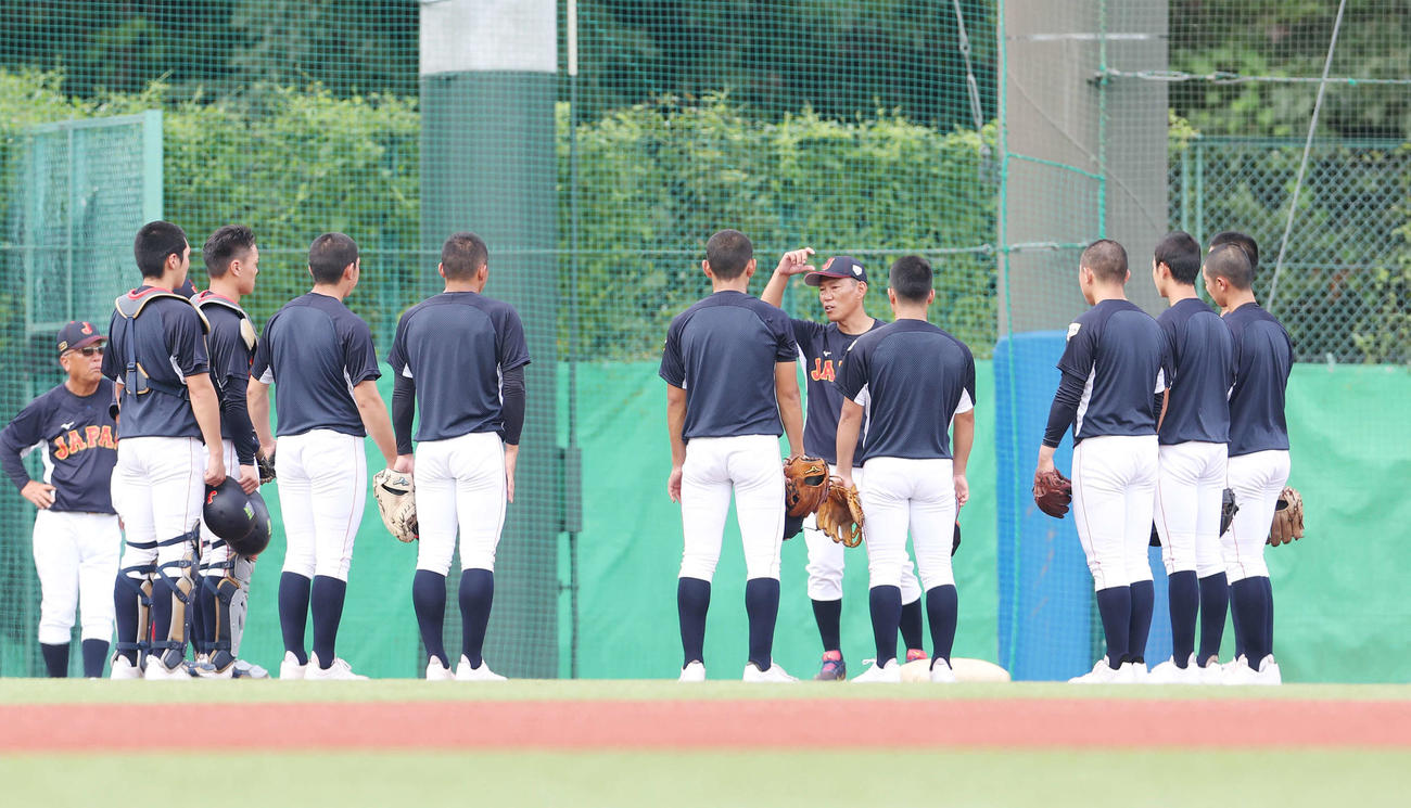 U18日本代表の選手たちに話すU12日本代表・井端監督（撮影・宮地輝）